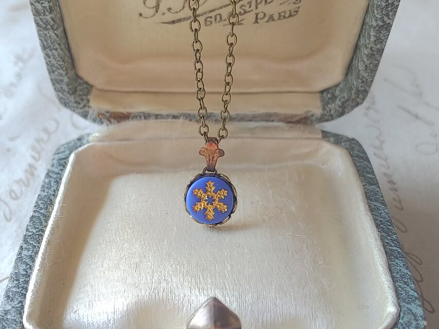 ヴィンテージ　雪の結晶　Blue（7㎜）fleur-de-lis　クラシカルネックレス