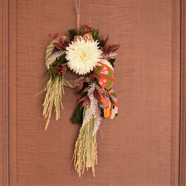 くるんと丸めたしめ縄飾り・お正月飾り（和柄リボンと野ばらの実）