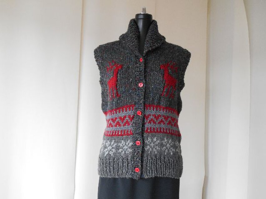チャコールグレーツィードのカウチン模様の編み込みベスト