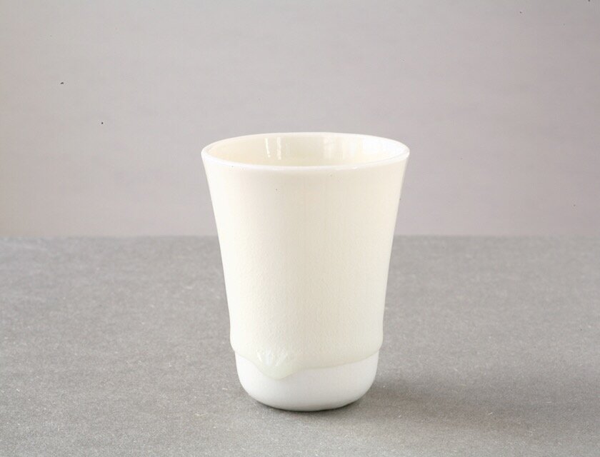 白い磁器の小さなカップ (酒器) 6