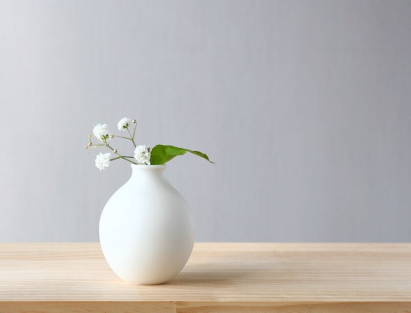 白い磁器の丸い一輪挿し