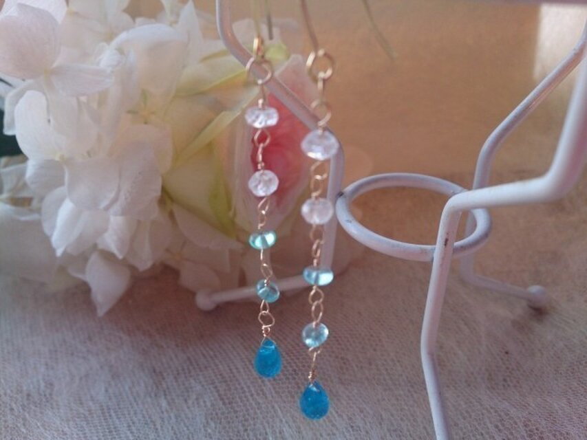 ブルーアパタイトとホワイトトパーズのピアス【14kgf】