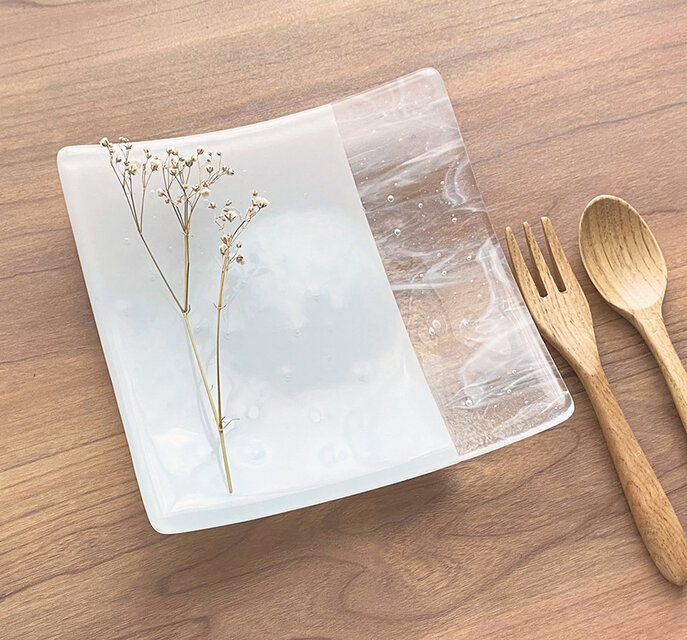 「層雲」　白色とマーブルの四角いお皿　ガラス皿　食器　ガラス工芸　プレート　白い皿　ギフト