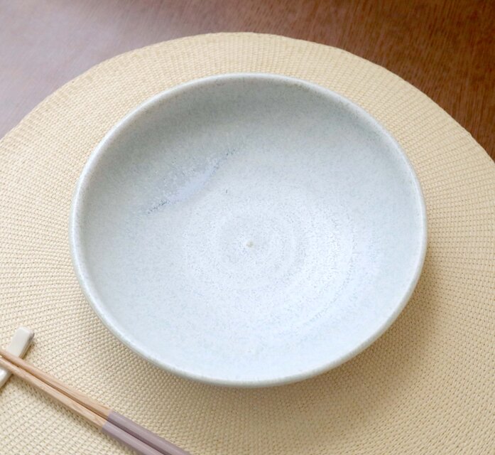 白い結晶釉の浅鉢 ＊ １