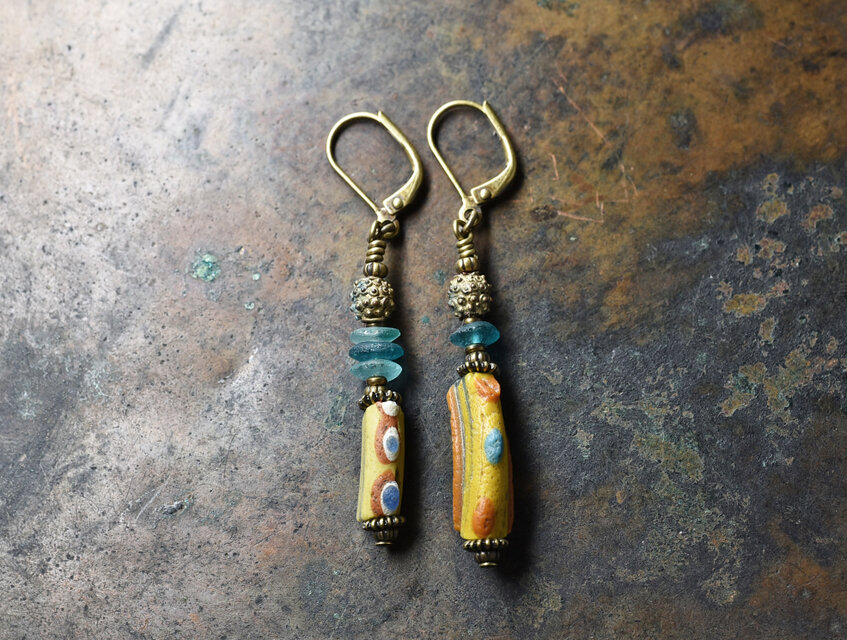 モザイク模様＆算盤ローマングラスとベニン族のツブツブビーズのアンシメトリーピアス