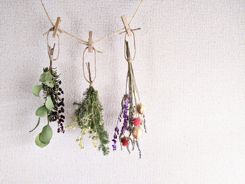 さりげないサイズ☆自家製ハーブや野バラの実、ナンキンハゼを使ったドライフラワー・ミニスワッグ！インテリアに♪