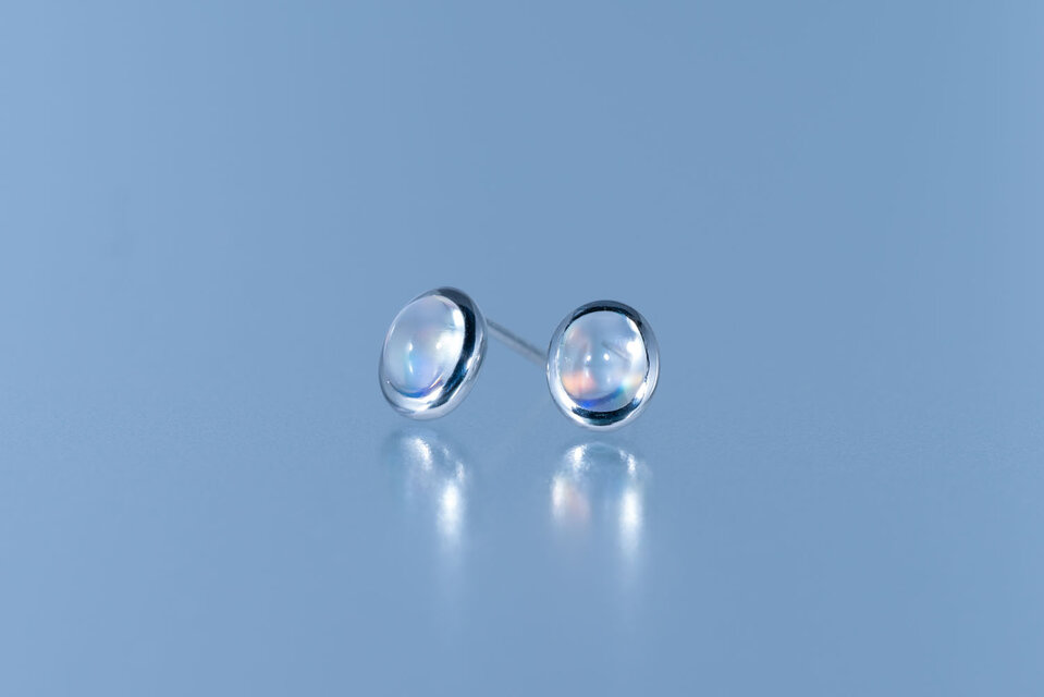 レインボームーンストーンピアス