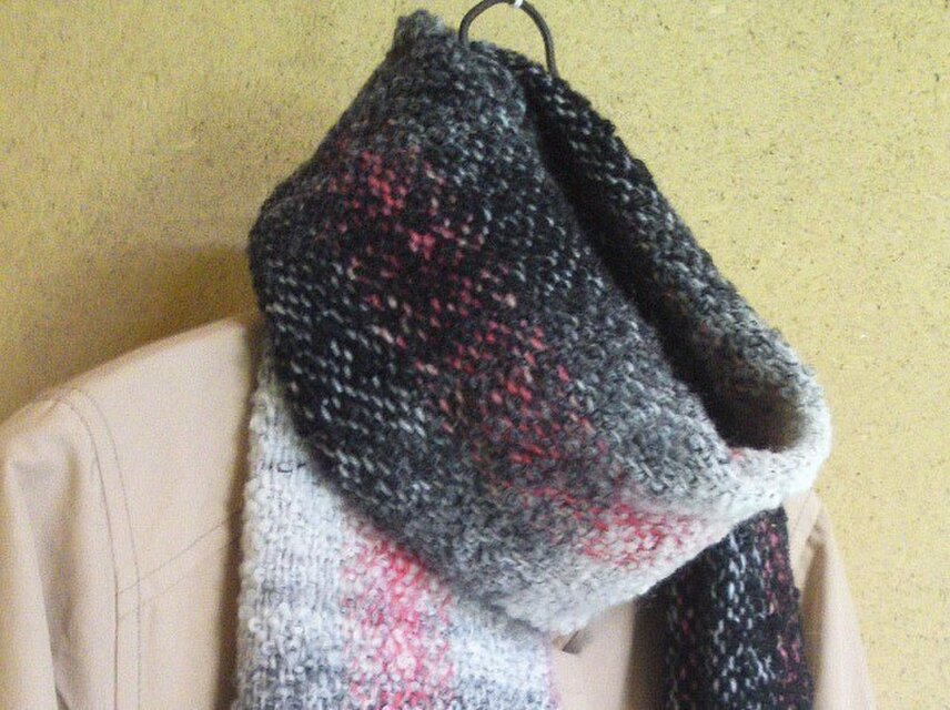 Sale 手織りマフラー　黒・ピンク　グラデーション