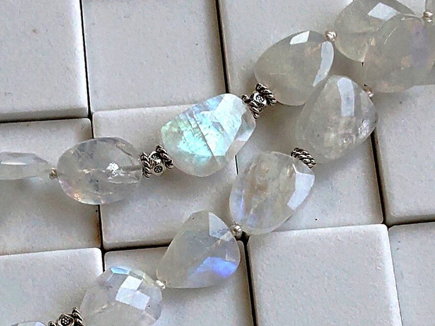 レインボームーンストーンとシルバービーズネックレス