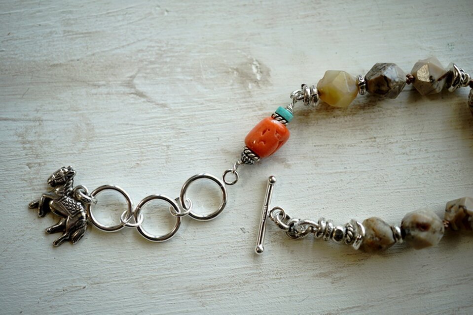 アフリカンオパールと人参食べたいロバさんのネックレス