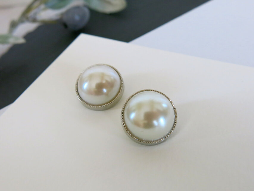 再販ラスト★15mm★本真珠みたいな、エレガントなパールイヤリング／ピアス　シルバーフレーム