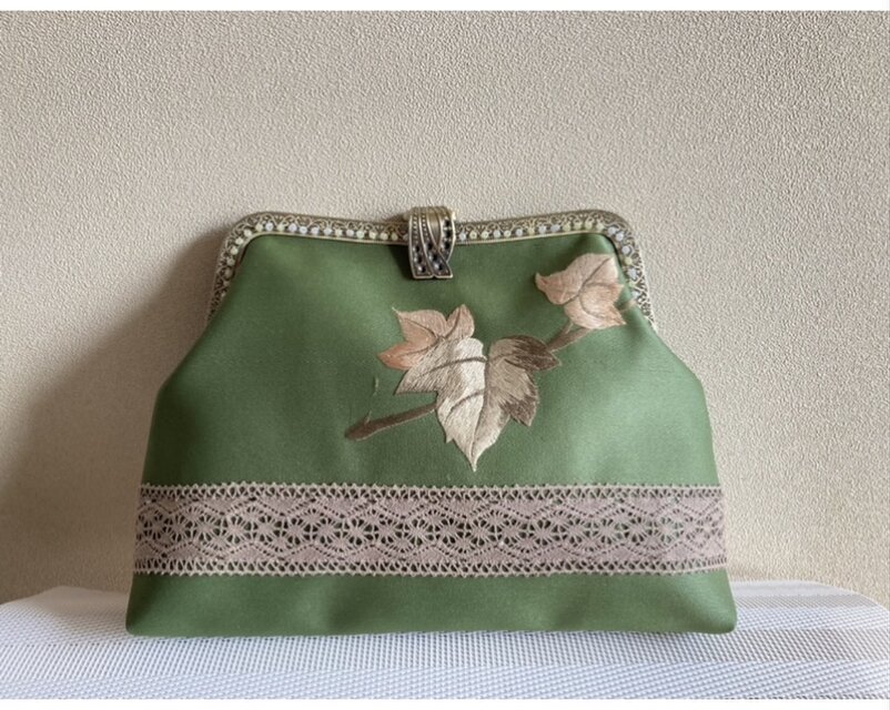 かぶせ口金バッグ・抹茶色 ぶどうの葉 刺繍帯地
