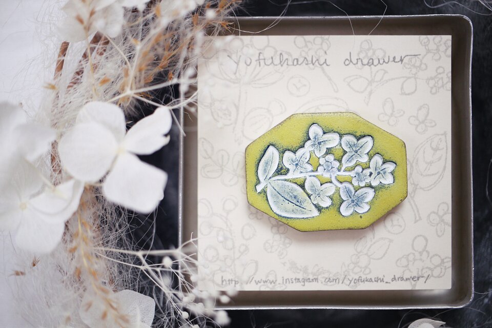 : : : 陶土の草花ブローチ : : : 506（ヘアゴム変更可）