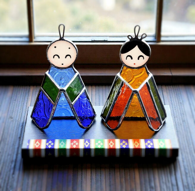 お雛様　ステンドグラスパネル2枚組　色違い　ハンドメイド 手のり雛 「おひなさま」 ステンドグラス 置物 | iichi 日々の暮らしを