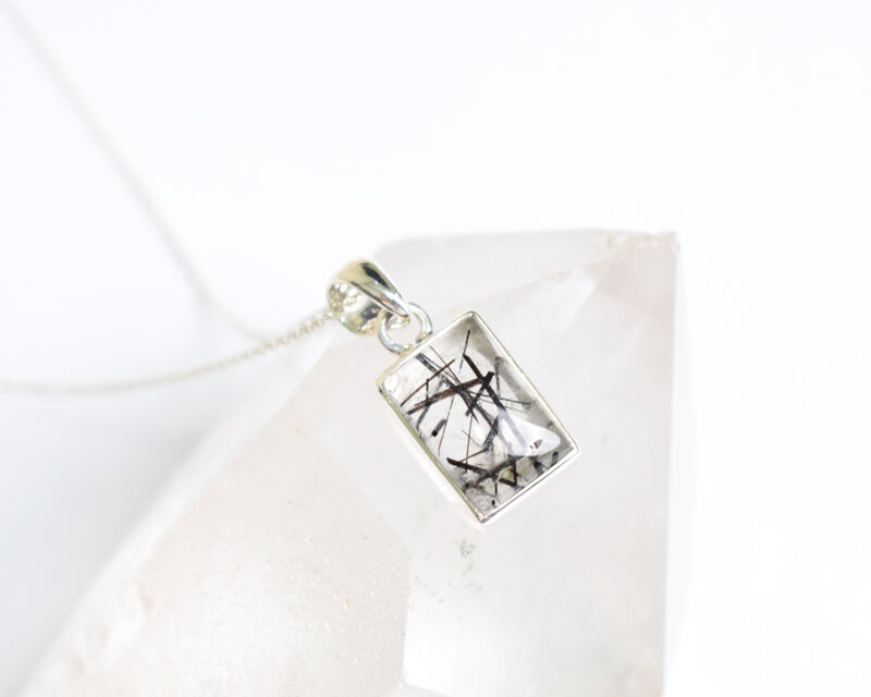 ブラックルチルクォーツ（黒針水晶）のペンダントトップ