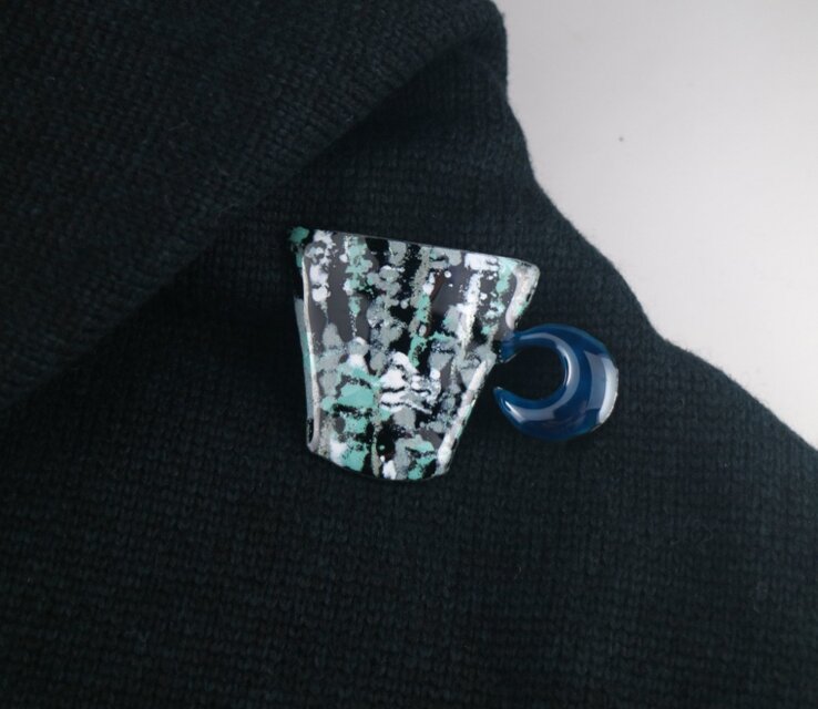 大人マグのブローチ