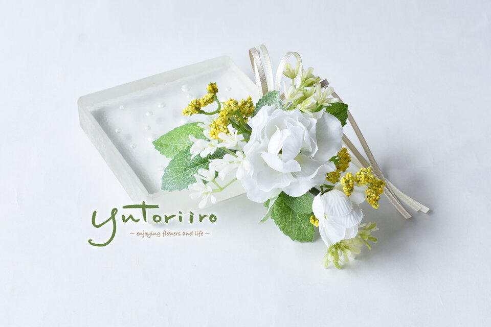 真っ白なラナンキュラスのコサージュ