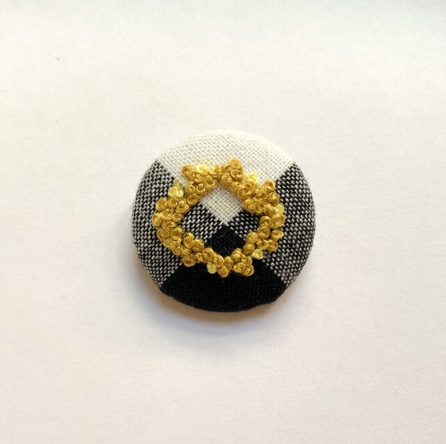 刺繍くるみボタンヘアゴム【mimosa×シロクロ】四角 | iichi 日々の