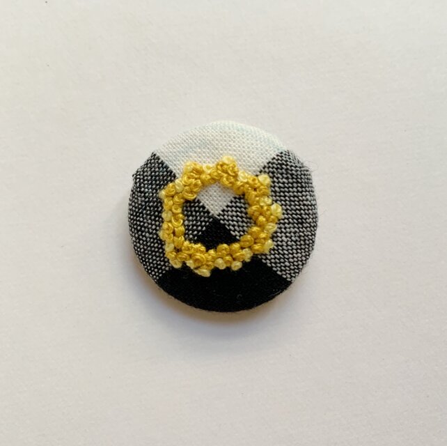 刺繍くるみボタンヘアゴム【mimosa×シロクロ】丸 | iichi 日々の暮らし