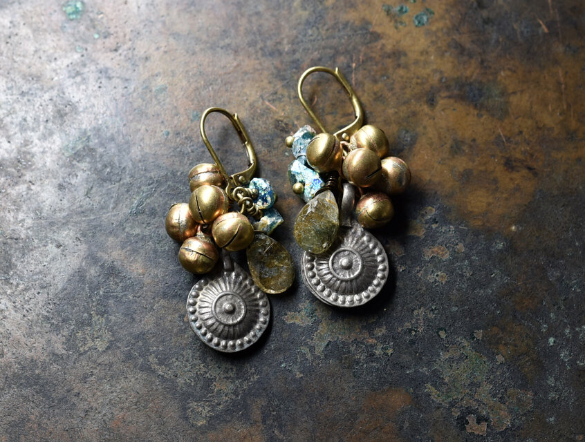 アフガンメタルとガーデンルチルクォーツ、たわわな鈴と銀化ローマングラスのピアス（ダークグリーン＆ゴールド）