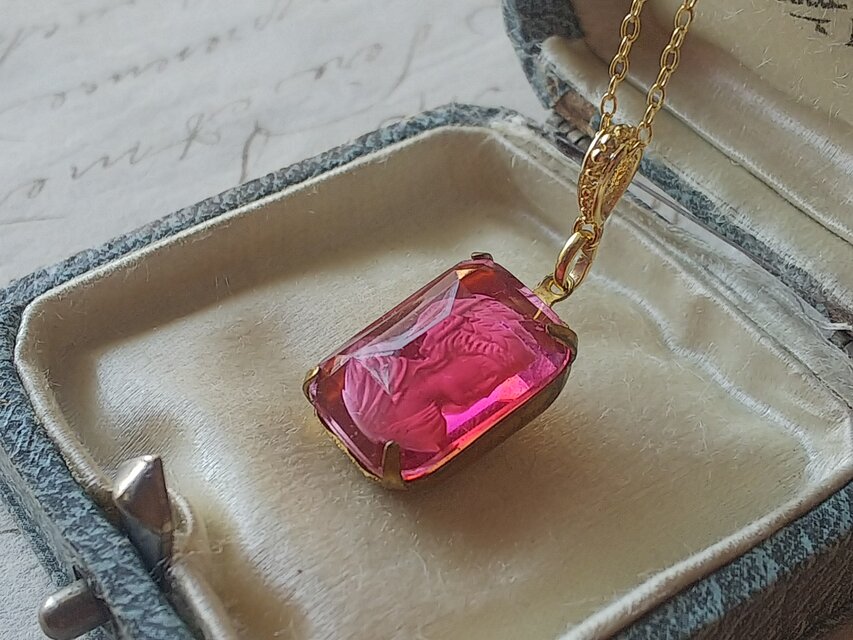 アンティーク　濃いPink／Ladyインタリオ（18×13㎜）ネックレス