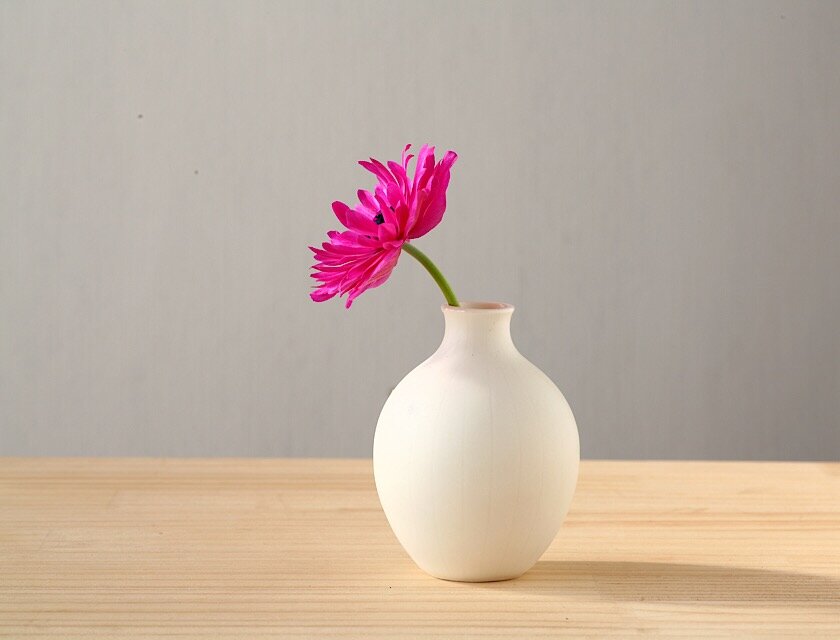 白い磁器の丸い一輪挿し