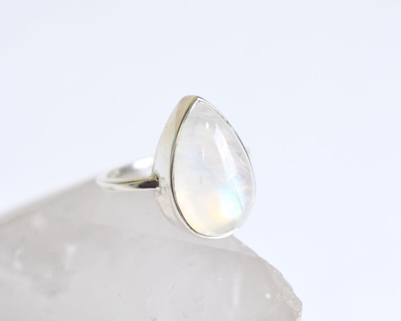 虹色レインボームーンストーンのシルバーリング