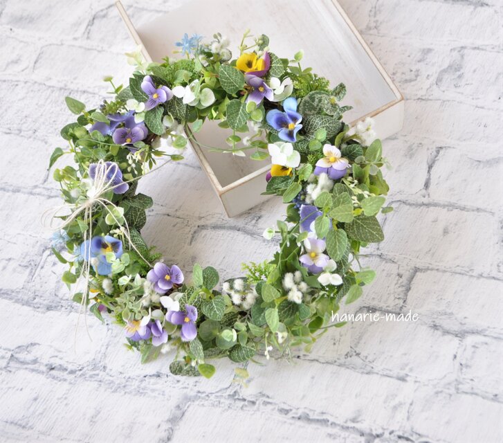 すみれ小径　：リース　2021　春　むらさき　黄色　パンジー