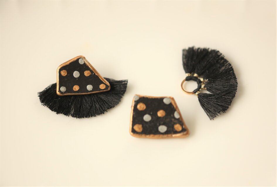 2ways 唐津焼 陶片 x 金継ぎ 14KGFピアス (黒陶片ドット、黒タッセル)