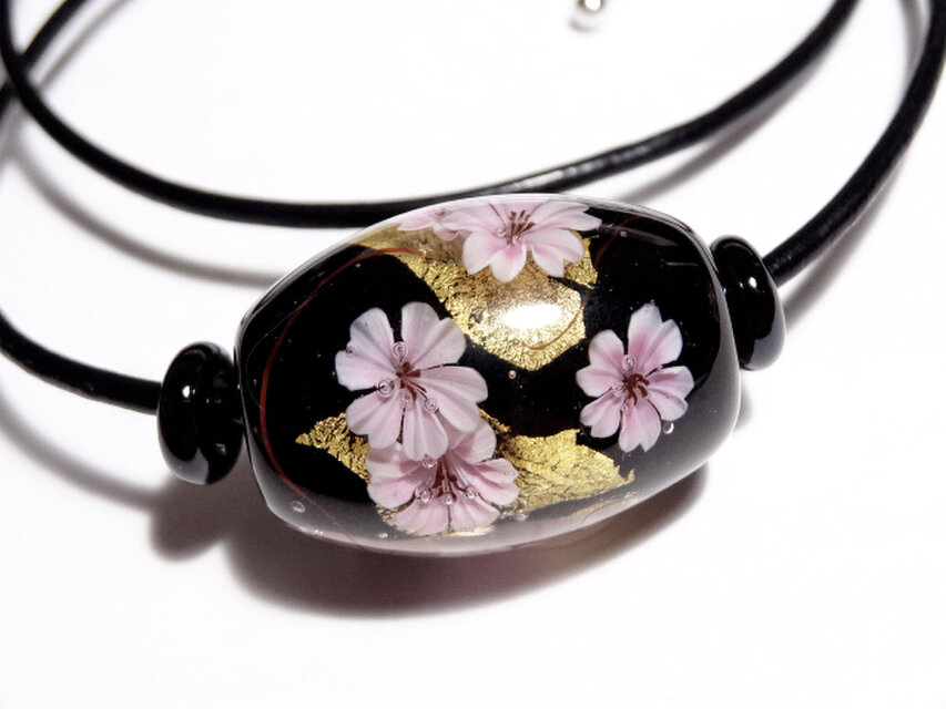 桜のとんぼ玉（ガラス玉）金箔入り　黒
