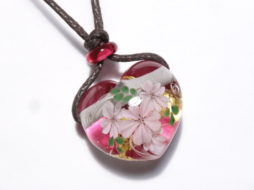 桜のとんぼ玉ガラスペンダント（ハート型）金箔入り