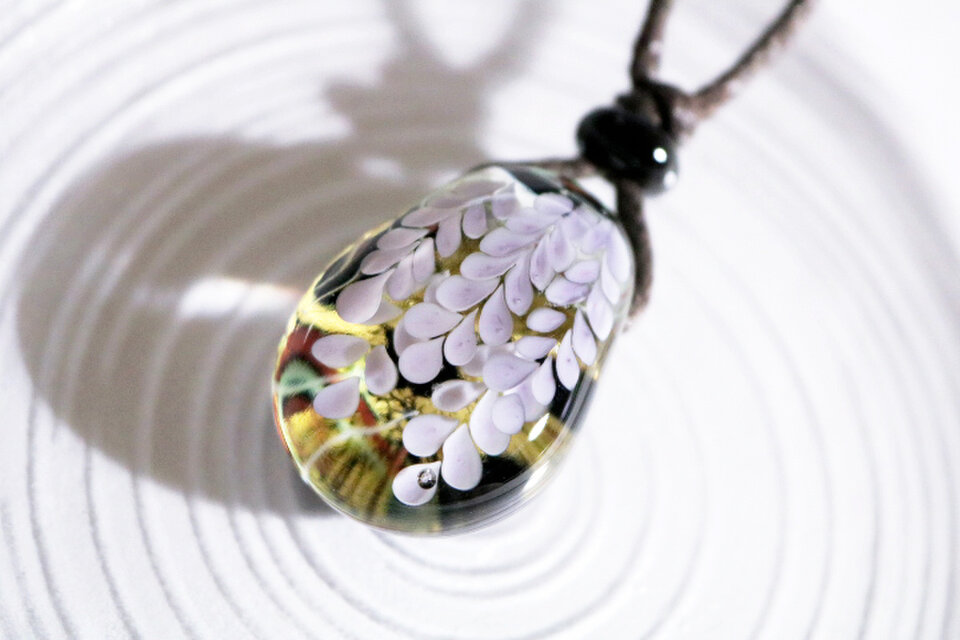 藤のとんぼ玉ガラスペンダント　金箔入り