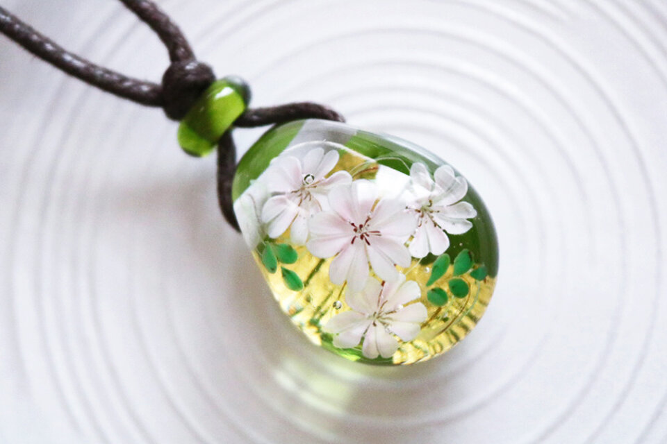 桜のとんぼ玉ガラスペンダント　金箔入り