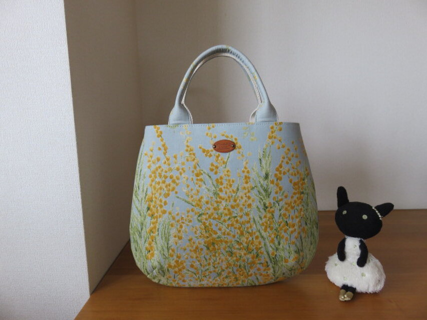 おにぎり型のトートバッグ　（ミモザ柄）