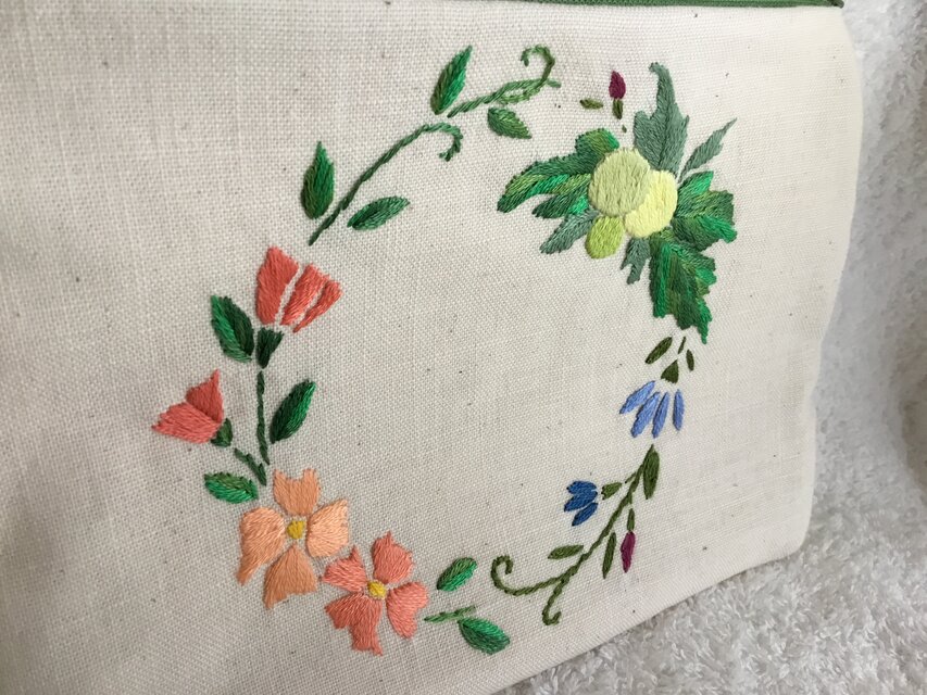 花刺繍のフラットポーチ～花と実りのリース・クリーム～ | iichi 日々