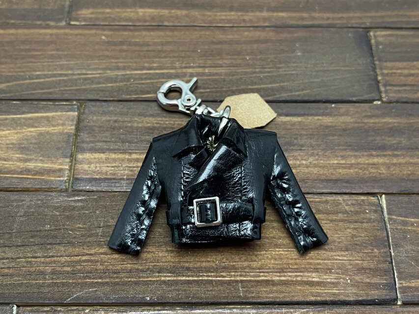 超小さい！激レア希少素材ウナギ革の本革製親指ライダースジャケット