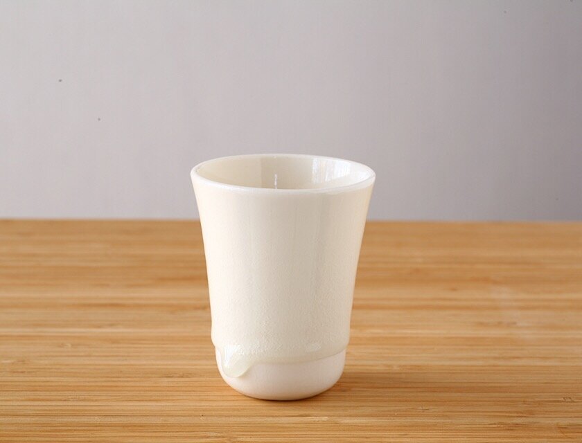 白い磁器の小さなカップ (酒器) 9