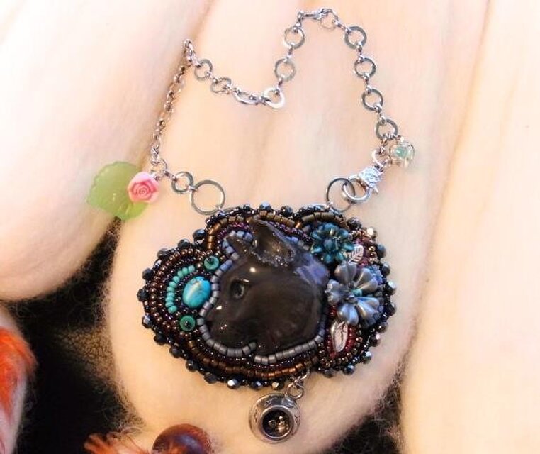 シャルトリュー　ビーズエンブロイダリーチャーム