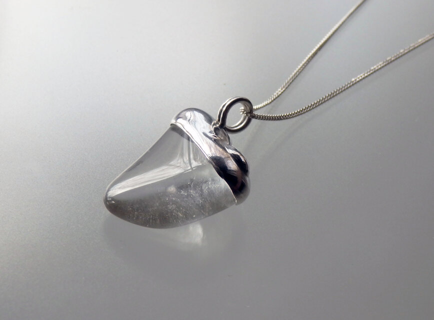 水晶の彫金ペンダント　２