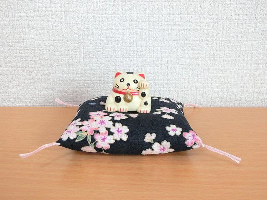 お人形置物用お座布団　桜満開　紺色8ｃｍ角
