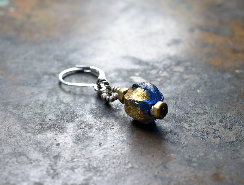 金化＆銀化蜜柑型ローマングラスとoldオリッサブラスの片耳ピアス