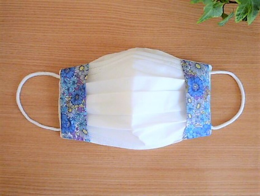 リバティのマスクカバー（ブルー花）