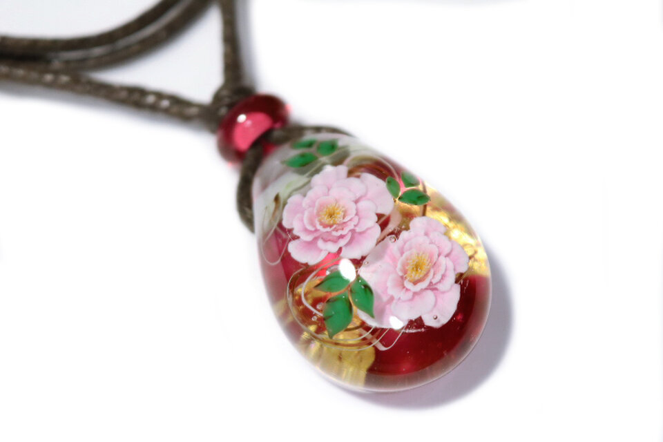 牡丹(ピンク)のとんぼ玉ガラスペンダント　金箔入り
