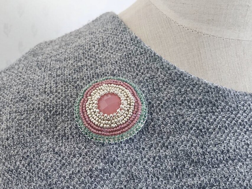 まるい桜のブローチ