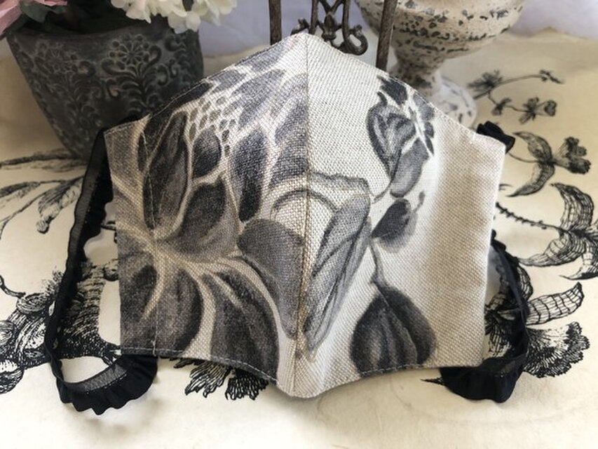 インポート生地　麻と黒とラメの花柄の生地の手作りマスク　マスク