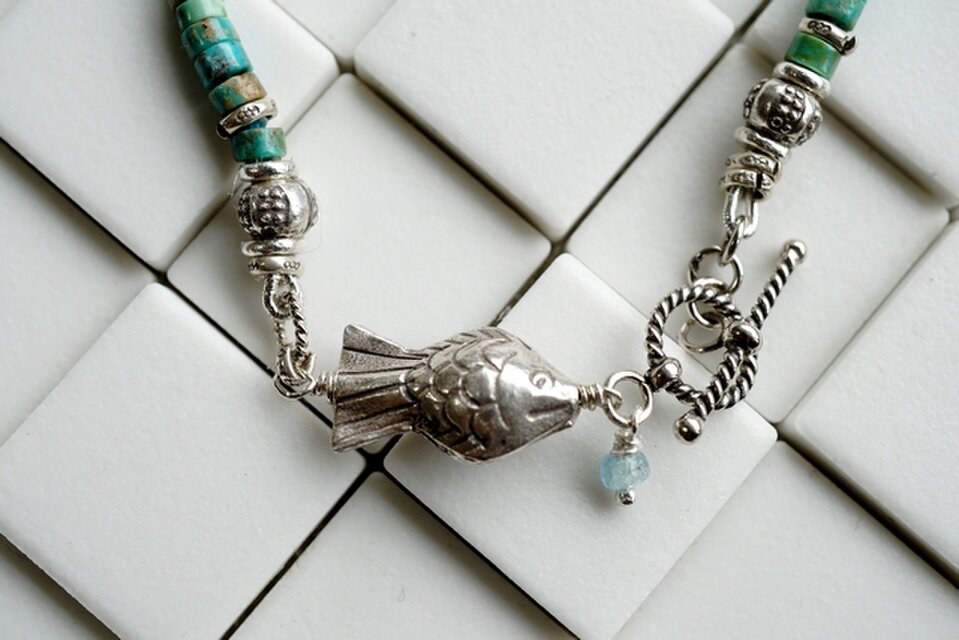 ターコイズの海に泳ぐシルバーのお魚ネックレス