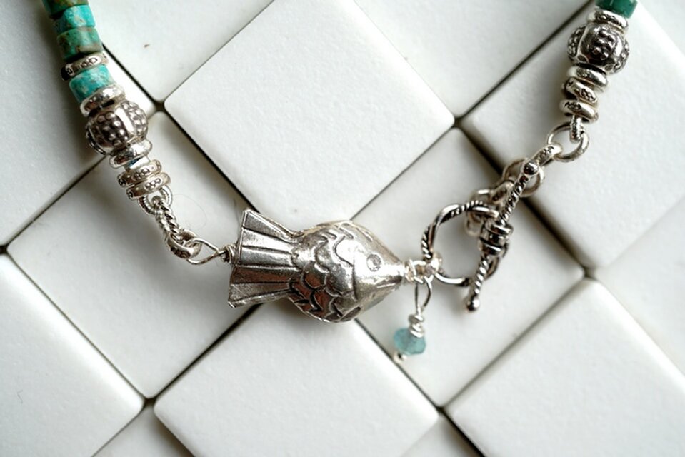 ターコイズの海に泳ぐシルバーのお魚ブレスレット