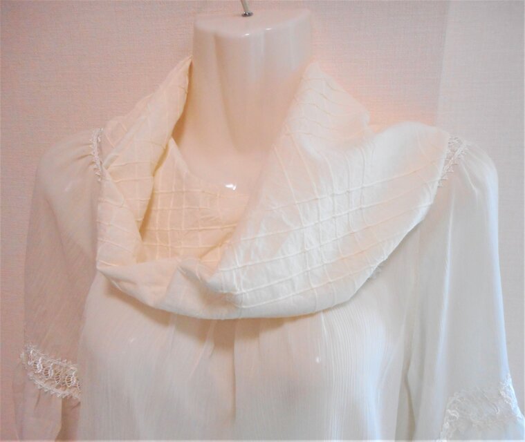 Sold☆コットンスヌード（一重ねじりオフホワイト ピンタック）日焼け 冷房 汗対策、スカーフ・付け衿感覚で☆シングル