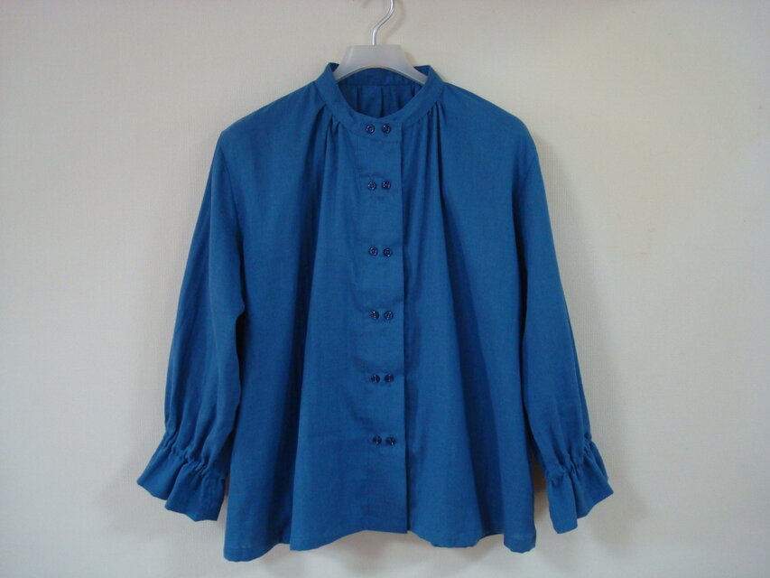 「Wボタンのギャザーブラウス」