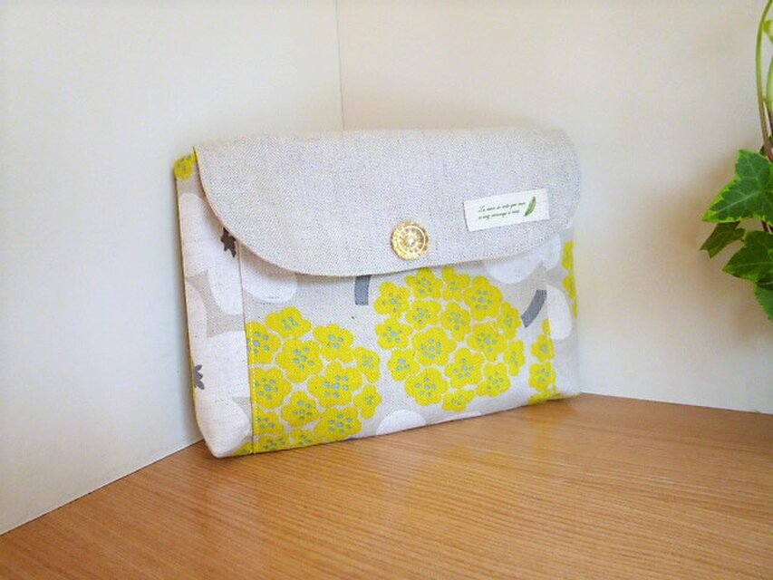 リネンふた付きポーチ（北欧黄色と白い花）